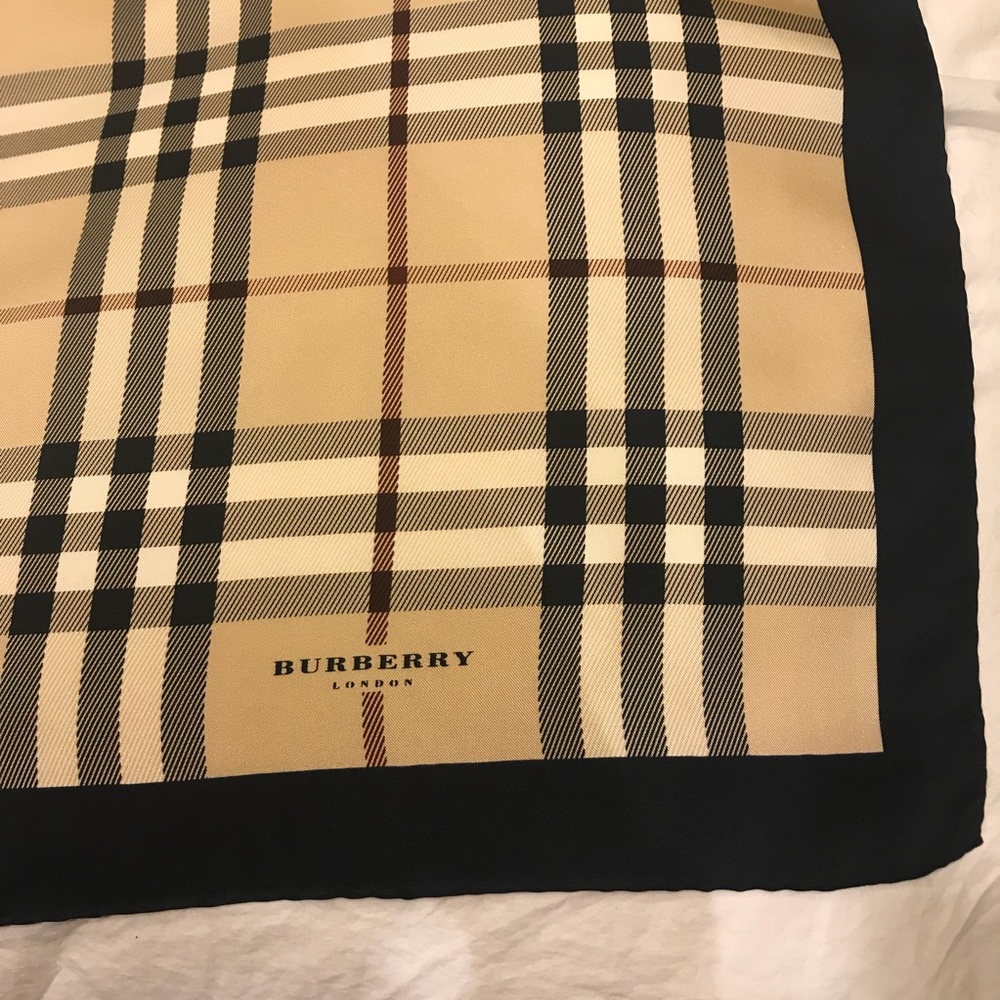 Authentic Burberry London Signature Check Scarf